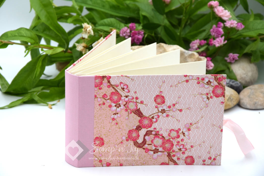 Leporello Album ca. 19,0x12,5x3,0 cm mit Verschlussschleife | Einband Japanpapier Chiyogami Blüten | rosa/ pink | Art. Nr. 97210301